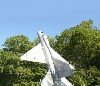 Babie Doły: pomnik z samolotem MiG-21