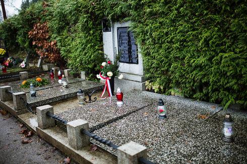 Nagrobek upamiętniający śmierć 33 żołnierzy polskich