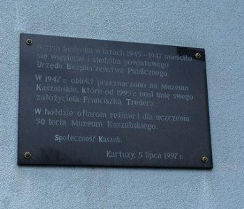 Tablica poświęcona ofiarom UB i 50 – lecia istnienia Muzeum Kaszubskiego