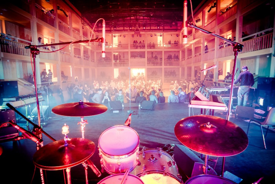 Gdański Teatr Szekspirowski gości na swej scenie nie tylko aktorów. Regularnie jest też miejscem koncertów artystów z całego świata.